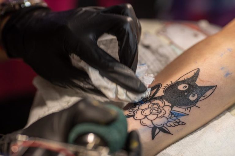 UE restringe produtos químicos perigosos em tintas para tatuagens mais seguras