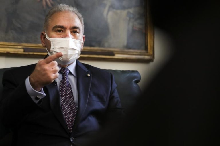 Covid-19: Brasil pondera reduzir isolamento dos infetados de 10 para 5 dias