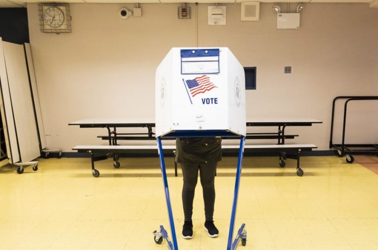 Republicanos querem bloquear lei que permite voto dos imigrantes em Nova Iorque