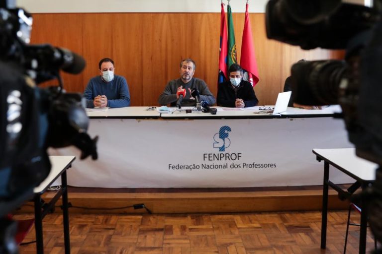 Covid-19: Fenprof pede ao Ministério da Educação dados atualizados sobre impacto da pandemia nas escolas