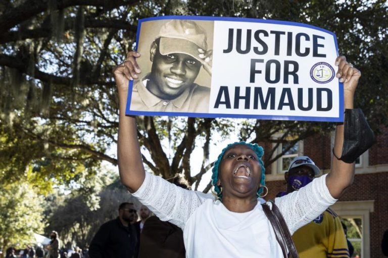 Três homens condenados nos EUA a prisão perpétua por crime racista