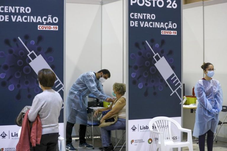 Covid-19: Vacinas aprovadas na UE dão “elevado nível de proteção” contra Ómicron — EMA