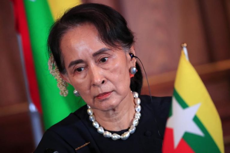 Comité do Nobel denuncia “julgamento político” contra líder deposta Suu Kyi