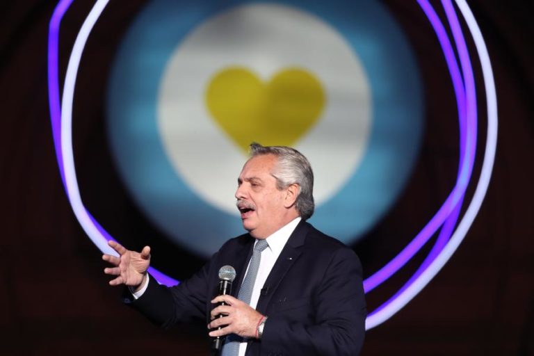 Presidente argentino anuncia “acordo razoável” com FMI sobre a dívida do país