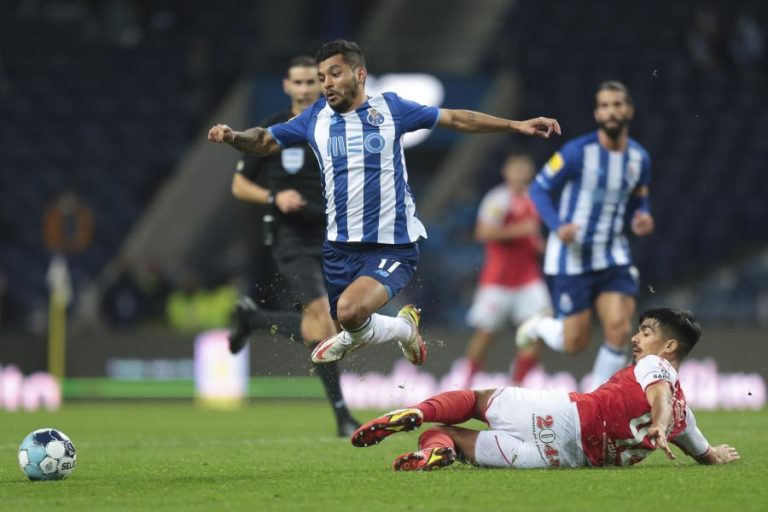 Mexicano Corona transfere-se do FC Porto para o Sevilha