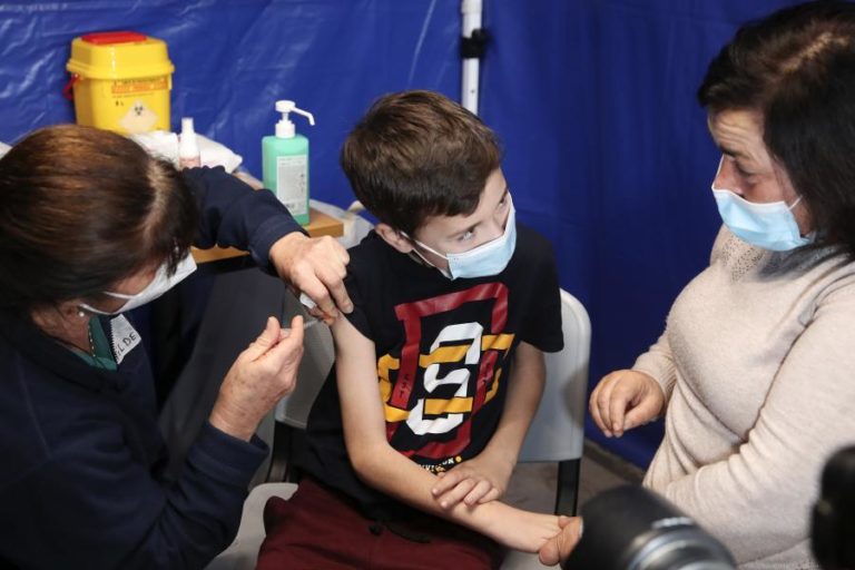 Covid-19: Mais de 50 mil crianças dos 5 aos 11 anos iniciaram na sexta-feira a vacinação