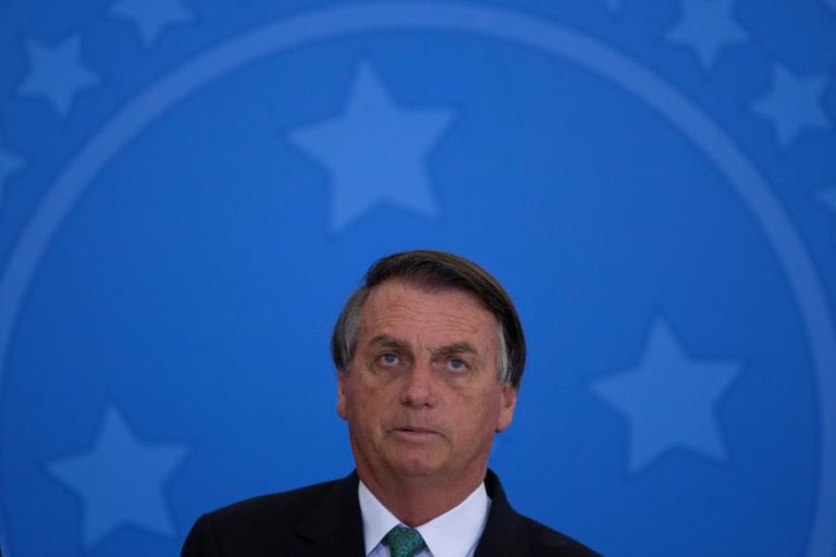 Presidente brasileiro declara luto oficial pela morte de ideólogo da extrema-direita