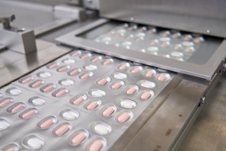 Covid-19: Medicamentos são nova esperança, mas não substituem vacinas – especialistas