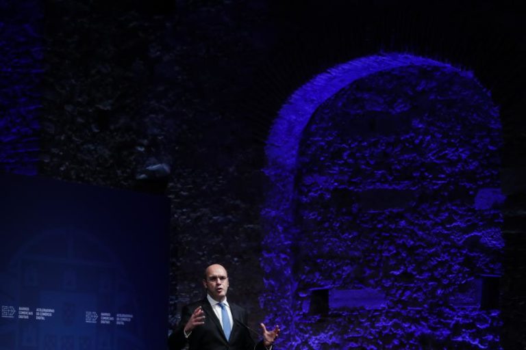 Subida “impressionante” das exportações mostra que empresas estão a superarar dificuldades – Siza Vieira