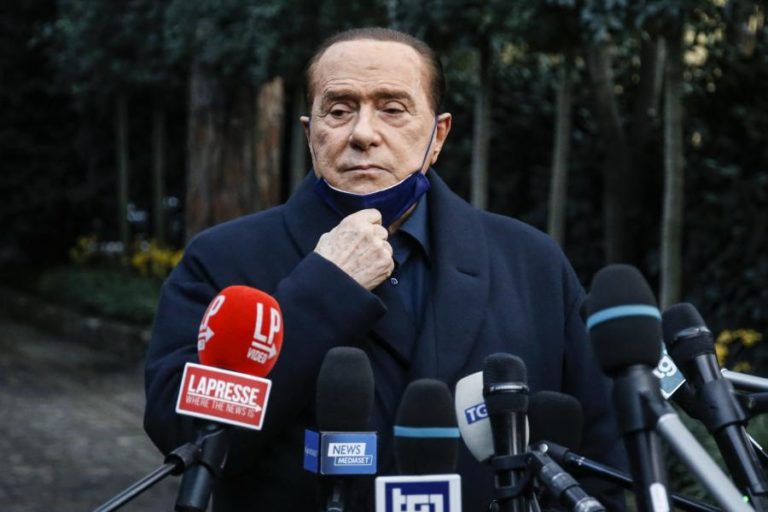 Ex-primeiro-ministro italiano Silvio Berlusconi hospitalizado em Milão