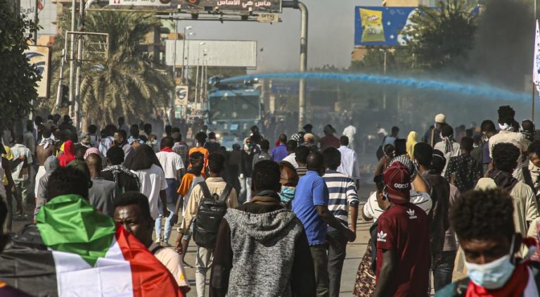 Sudão: Forças de segurança dispersam manifestantes com gás lacrimogéneo