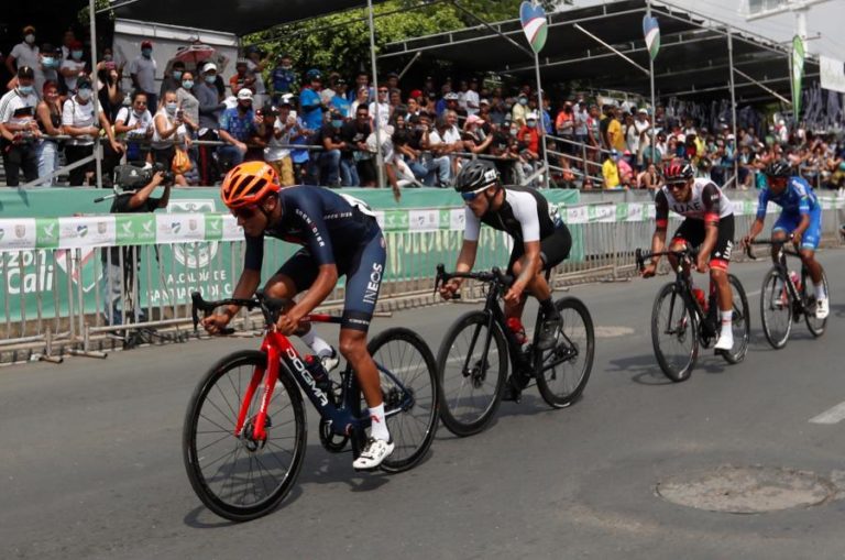 Ciclista Egan Bernal renova com a INEOS até 2026