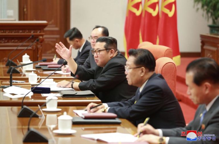 Líder da Coreia do Norte diz que desenvolvimento económico é prioridade em 2022