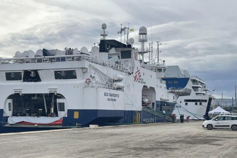 Itália permite desembarque de 439 migrantes que estavam há 8 dias no mar
