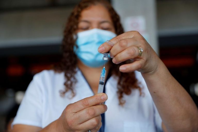 Covid-19: Especialistas de todo o mundo estão a rever composição das vacinas