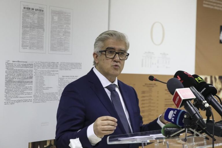 Covid-19: Aulas recomeçam em 10 de janeiro