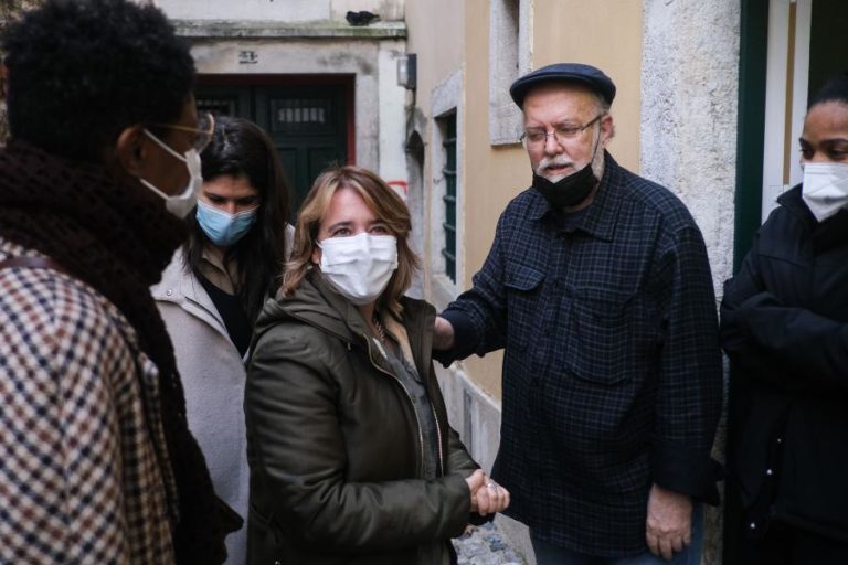 Covid-19: BE defende reabertura das escolas com outros procedimentos de isolamento