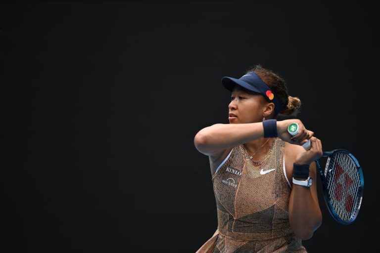 Naomi Osaka retira-se do torneio de Melbourne com lesão no abdomen