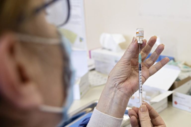 Covid-19: Mais de 80% dos adultos da UE estão totalmente vacinados mas Bruxelas pede mais