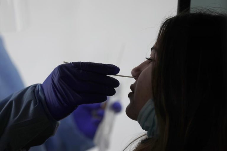 Covid-19: Ómicron responsável por 92,5% dos casos e SNS apresenta “sinais de pressão” — linhas vermelhas