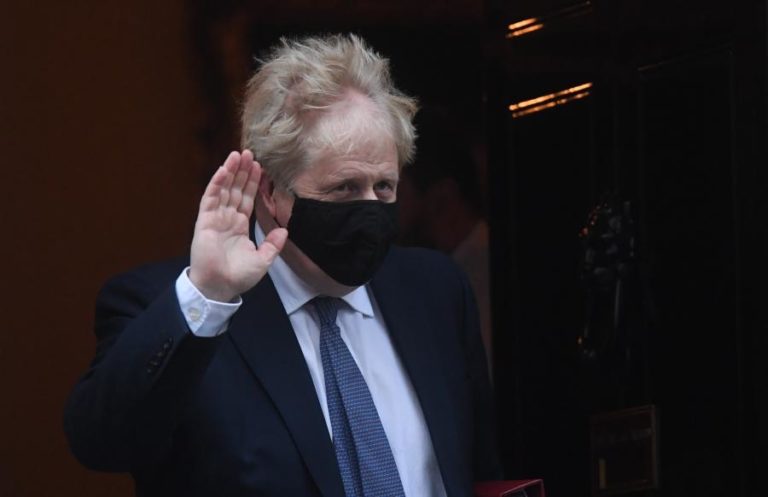Boris Johnson prepara-se para agir depois de ter sido acusado de infringir a lei