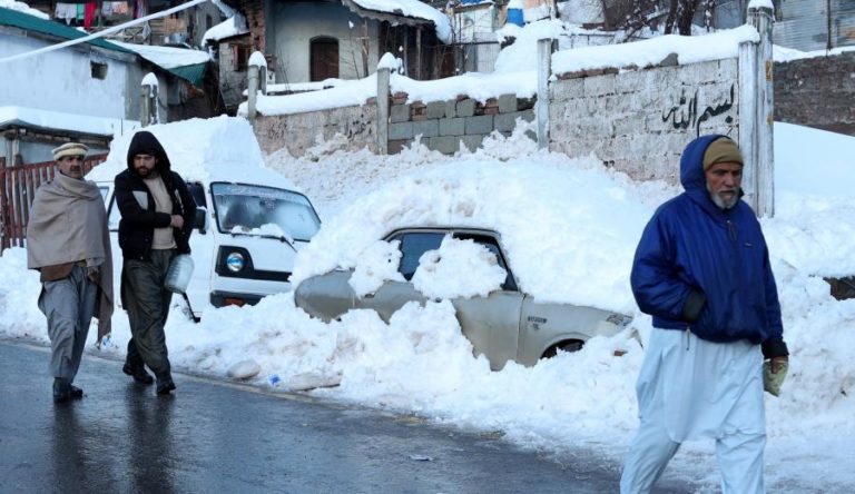 Frio mata 22 pessoas presas em carros devido a forte nevão no Paquistão