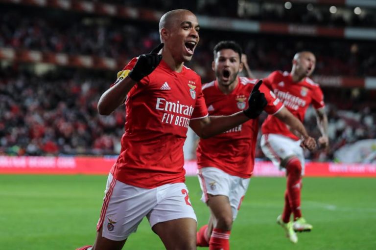 Benfica vence Paços de Ferreira e aproxima-se do Sporting