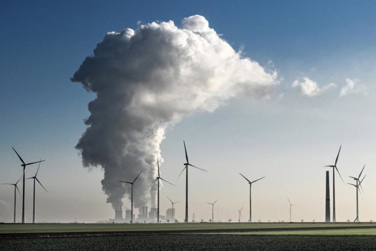 Energia leva zona euro a registar défice comercial de bens em novembro pela 1.ª vez em 8 anos