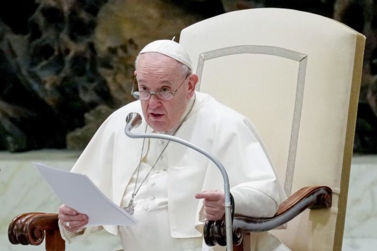 Papa doa 200 mil euros para migrantes na fronteira polaca e vítimas de tufão nas Filipinas