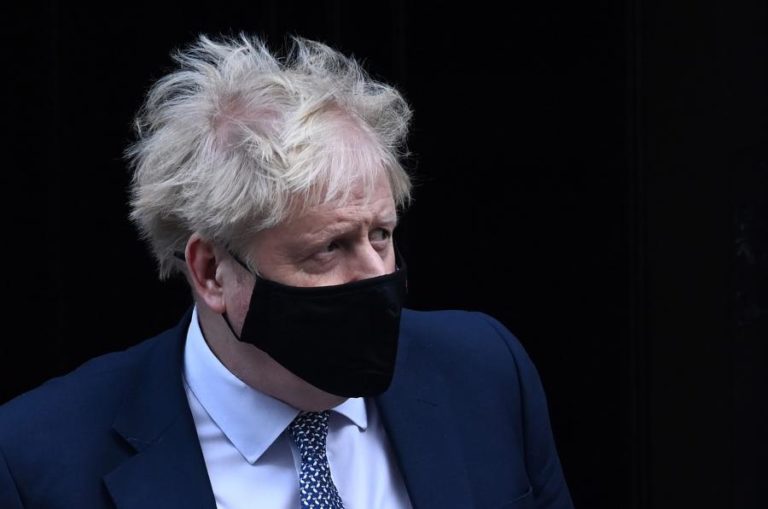 Festas semanais em Downing Street danificam ainda mais imagem de Boris Johnson