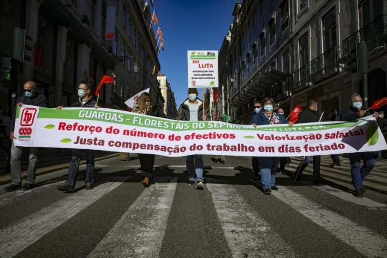 Cerca de 100 guardas florestais do SEPNA manifestam-se em Lisboa