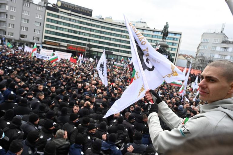 Covid-19: Manifestantes contra restrições tentaram invadir parlamento na Bulgária