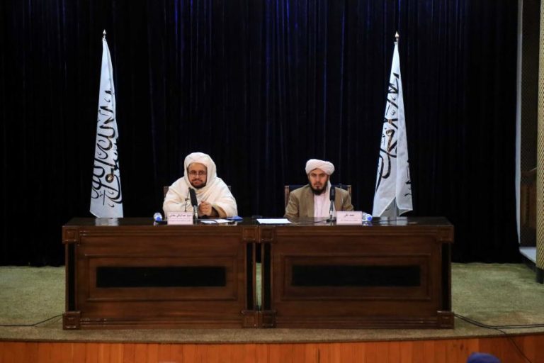 Afeganistão: Talibãs aprovam primeiro orçamento sem ajuda internacional