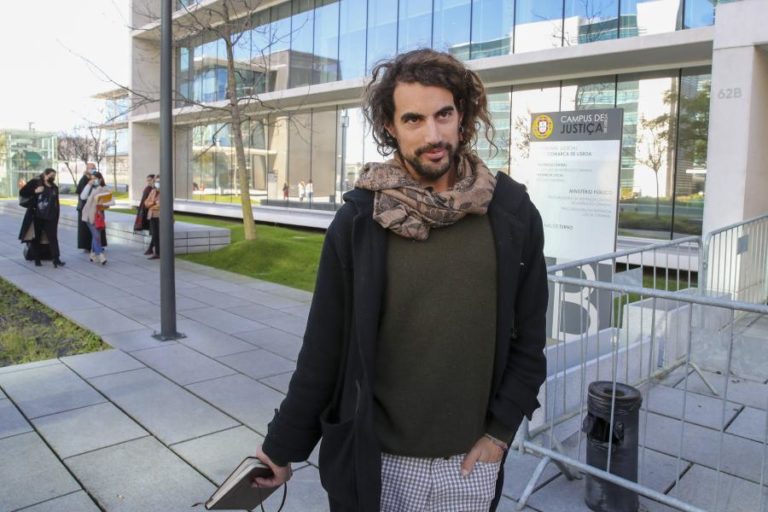 Ativista que interrompeu Costa manifesta em tribunal confrangimento por ser julgado