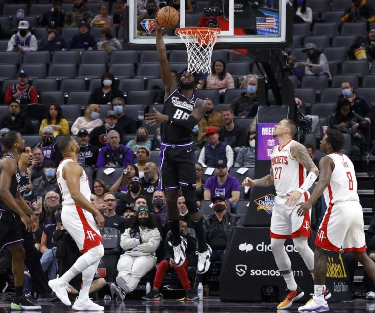 Queta marca pela segunda vez na NBA na vitória dos Kings sobre os Rockets