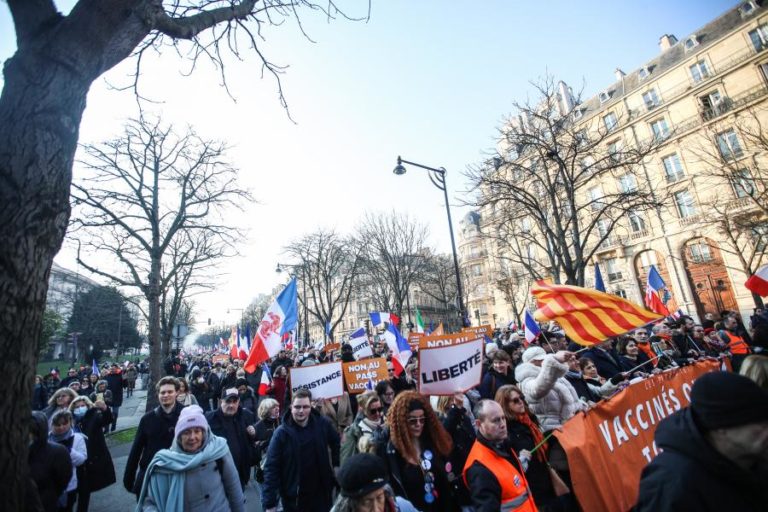 Covid-19: Protestos em França contra passe sanitário e vacinas mobilizaram 54.000 pessoas