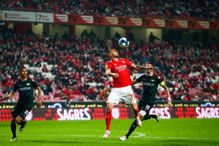 Benfica empata com Moreirense e pode ver rivais aumentarem a vantagem