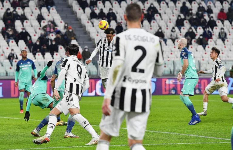 Covid-19: Máximo de nove futebolistas positivos adia jogos em Itália