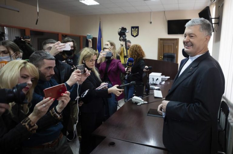Ucrânia: Ex-presidente Poroshenko fica em liberdade apesar da acusação de “alta traição”