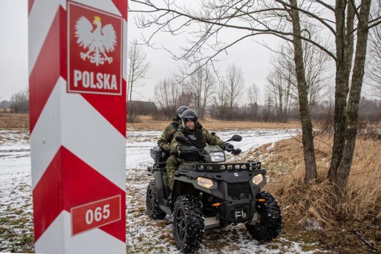 Polónia dá início à construção de muro na fronteira com Bielorrússia