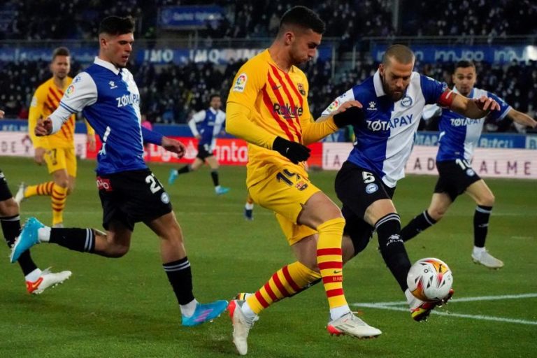 FC Barcelona vence Alavés e sobe a quinto na Liga espanhola