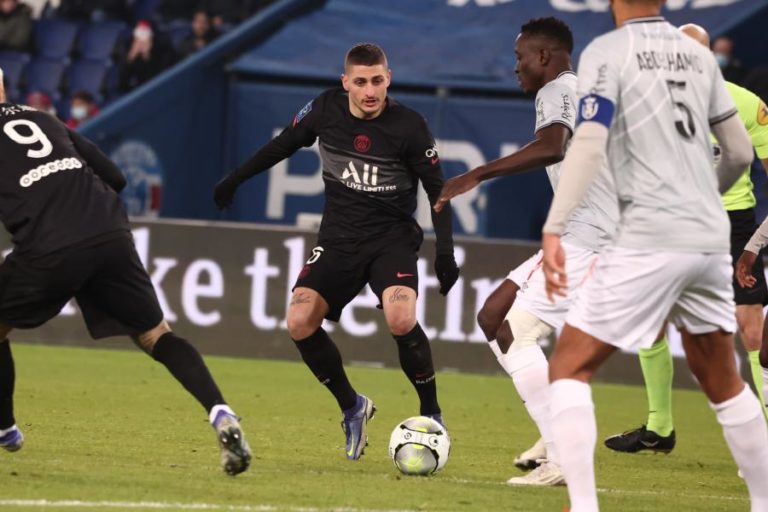 Danilo marca e Messi regressa na goleada do líder PSG ao Reims