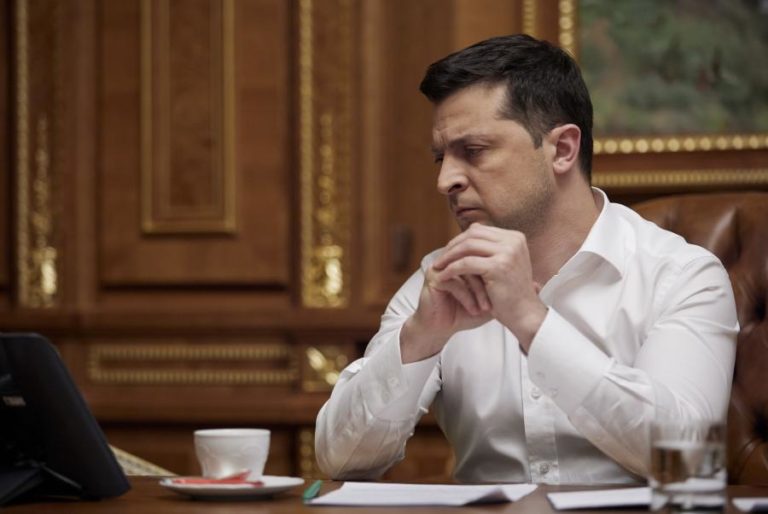 Ucrânia: Zelensky insta Ocidente a não provocar pânico no país