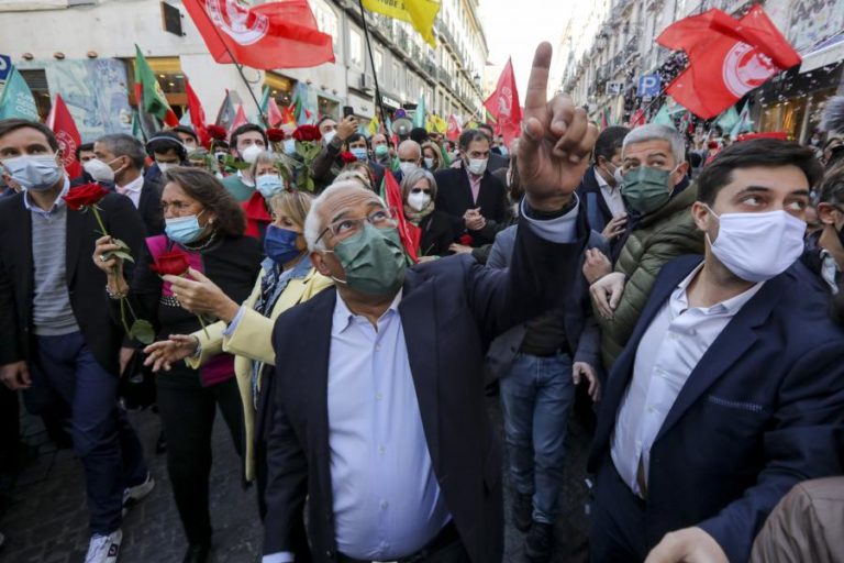 Legislativas: Costa no final da descida do Chiado promete combate sem tréguas à precariedade laboral