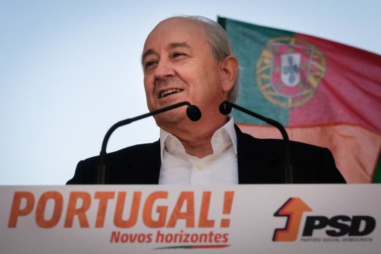 Legislativas: Rio acusa PS de abrir porta aos extremos e promete social-democracia ao centro
