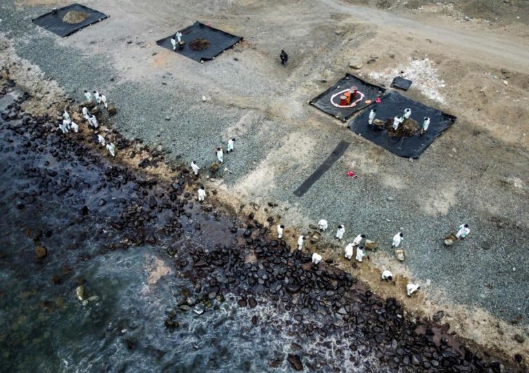 Pelo menos 24 praias contaminadas por derrame de petróleo no Peru