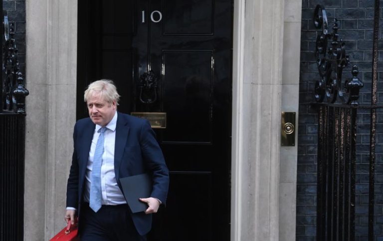 PM britânico recusa demissão e promete “corrigir” problemas apontados em inquérito