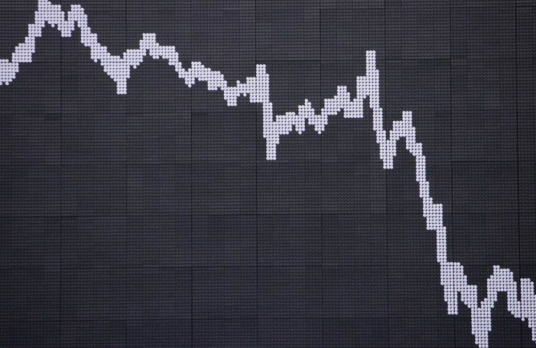 Bolsa de Tóquio fecha a perder 2,8%