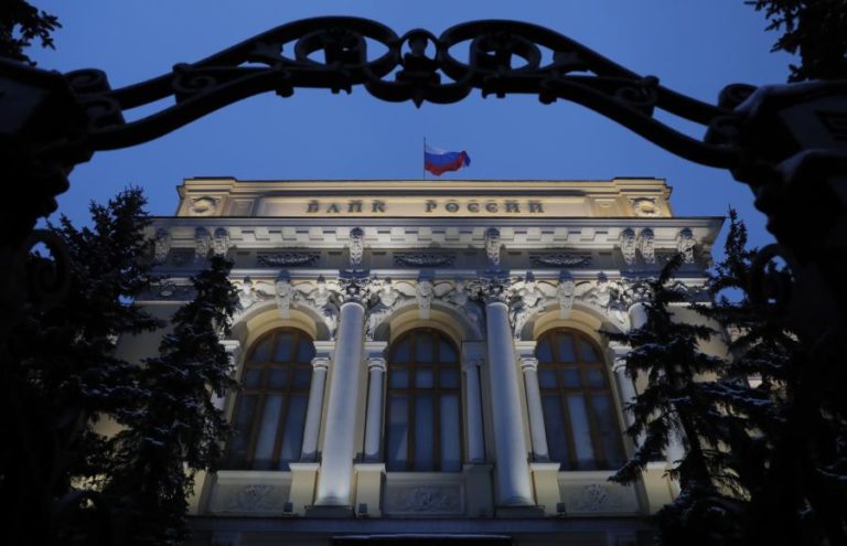 Ucrânia: Banco central da Rússia aumenta taxa diretora em 10,5 pontos para 20%