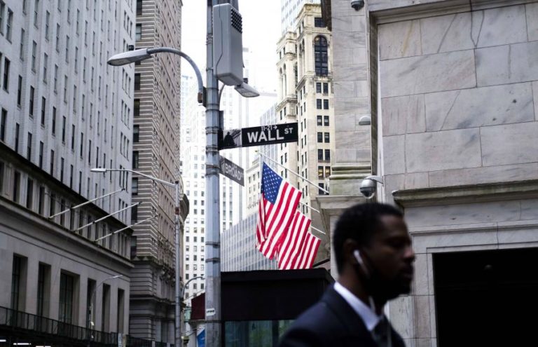 Wall Street fecha em alta graças a resultados e alívio de medidas de contenção